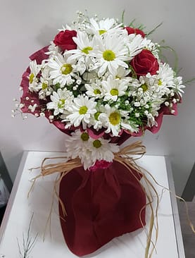 beyaz papatya 3 kırmızı gül buket
