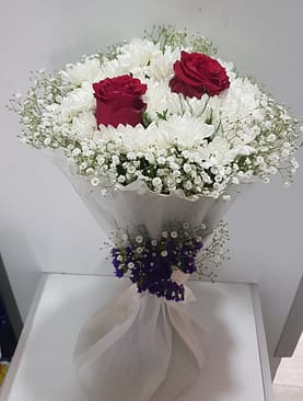 beyaz papatya kırmızı gül buket