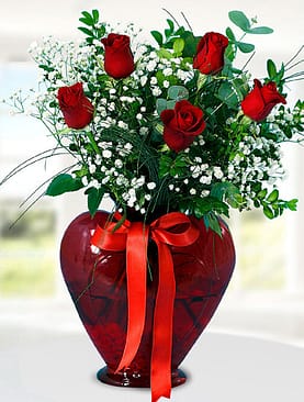 5 kırmızı gül kalp vazo