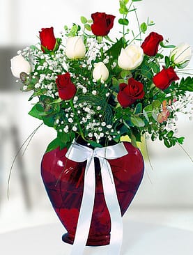 5 beyaz gül 6 kırmızı gül kalp vazo