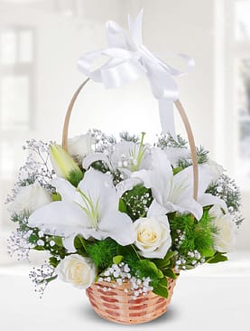 beyaz gül beyaz lilyum sepet