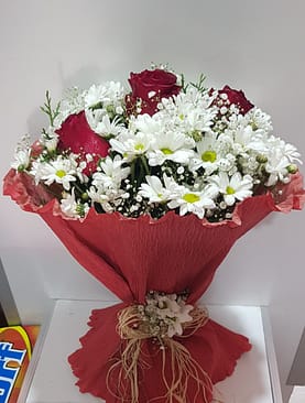 beyaz papatya ve 3 kırmızı gül buket