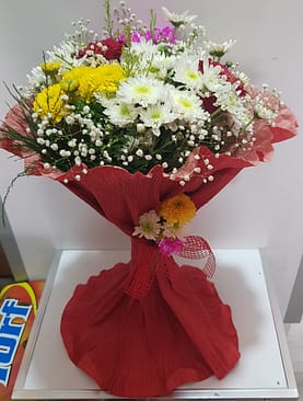 renkli papatya kırmızı gül buket