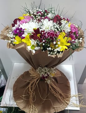 renkli papatya kırmızı gül buket