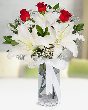 beyaz lilyum 3 kırmızı gül vazo