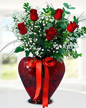 5 kırmızı gül kalp vazo