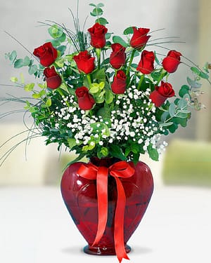 11 kırmızı gül kalp vazo