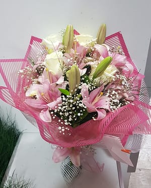 beyaz gül pembe lilyum buket