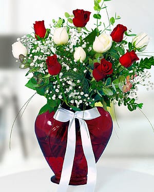 5 beyaz gül 6 kırmızı gül kalp vazo