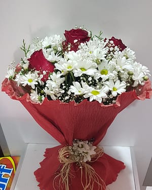 beyaz papatya ve 3 kırmızı gül buket
