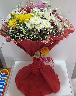 renkli papatya kırmızı gül buket