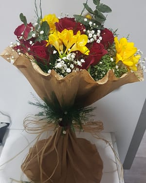 7 kırmızı gül ve frezya buket