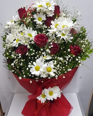 7 kırmızı gül ve beyaz papatya buket