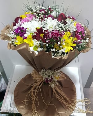 renkli papatya kırmızı gül buket