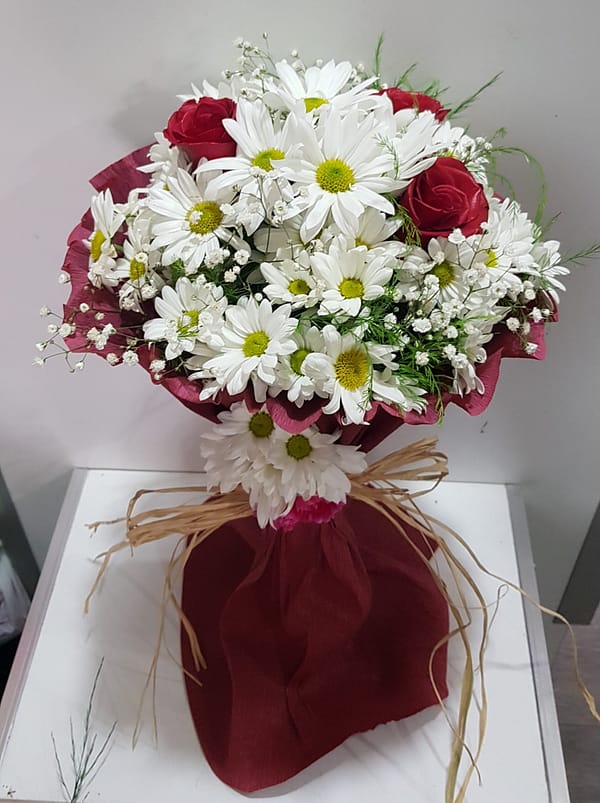 beyaz papatya 3 kırmızı gül buket